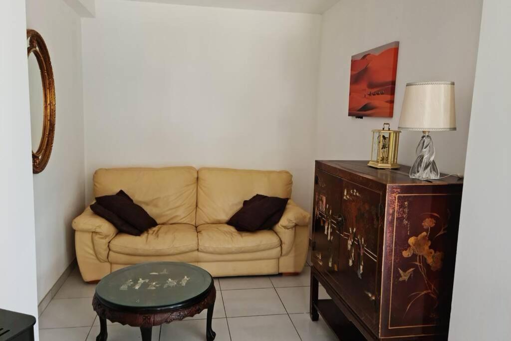 Maison Centre De Bellegarde Avec Jardin Et Terrasse Equipee D'Un Salon De Jardin Et D'Un Barbecue Cuisine Equipee 3 Chambres Avec 2 Lits Double 140X190 Et 2 Lits Simple Chauffage Poele A Granules Parking Gratuit Devant La Maison Bellegarde-du-Loiret Luaran gambar